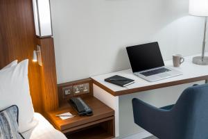 因弗内斯Courtyard by Marriott Inverness Airport的客房设有一张桌子和一台笔记本电脑