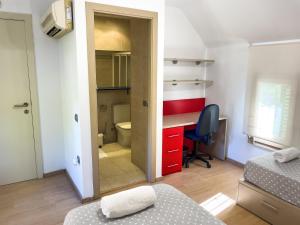 巴塞罗那Leevin Student Barcelona的小房间设有书桌和卧室