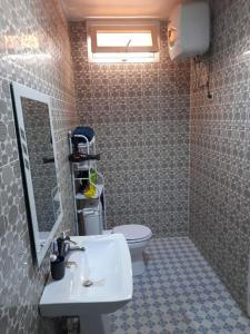 Appart City Mbour的一间带水槽和卫生间的浴室