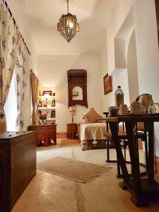 马拉喀什瑞德乐考柏尔酒店的客厅配有桌子和床。