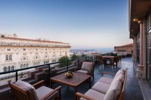 伊斯坦布尔伊斯坦布尔凯悦公园酒店 - 马茨卡帕拉斯的大楼内带桌椅的阳台