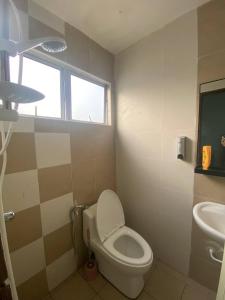 斯里曼绒Spacious+Minimal+Manjung City Centre的一间带卫生间和水槽的浴室