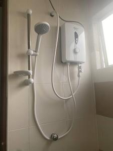斯里曼绒Spacious+Minimal+Manjung City Centre的带淋浴喷头的浴室