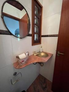 奥兰布拉Casa vista lago Vitória Régia的一间带水槽和镜子的浴室
