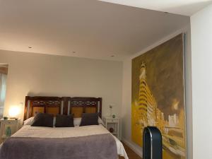 Fuente el SazEspléndido dormitorio en Suite的一间卧室配有一张壁画大床