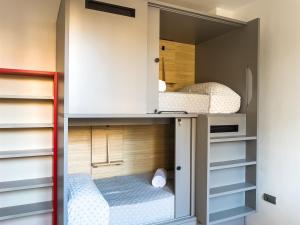 巴塞罗那Leevin Student Barcelona的一间带两张双层床的小卧室