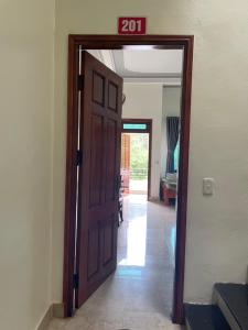 同文Hoàng Bách homestay的门,带上标牌,通往走廊