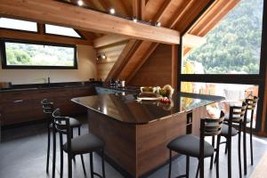 沃雅尼VAUJANYLOCATIONS - Sertetsagne的一个带大岛凳的厨房