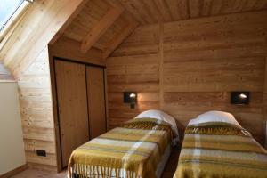 沃雅尼VAUJANYLOCATIONS - Sertetsagne的木墙客房的两张床