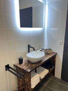 施特罗布尔Wolfgangsee Ferienappartement „Almliebe“的浴室设有白色水槽和镜子