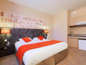 博库泽布库茨昂热西部基里亚德酒店的一间卧室配有一张带红色枕头的大床