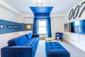 布里斯托Modern Skyfall with FREE PARKING for Families & Business by Prescott Apartments的客厅设有蓝色的沙发和窗户。