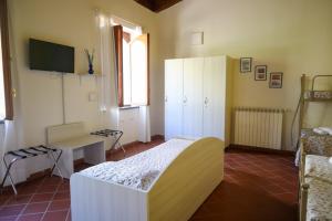 庞贝B&B Pompei Hostel Deluxe的客房设有床、桌子和窗户。