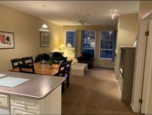 费尔蒙特温泉Mountain View Vacation Villa Main Floor Unit, No Stairs的厨房以及带桌子和沙发的客厅。