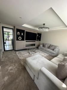 Hildenborough3 bedroom house Hildenborough的带沙发和电视的客厅