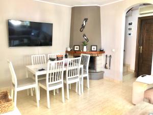 迈阿密普拉特亚La Casa de Jordi&Lina的一间带桌椅和电视的用餐室