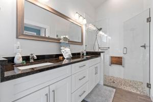 圣奥古斯丁Cobalt Cottage History at your doorstep的一间带水槽、镜子和淋浴的浴室