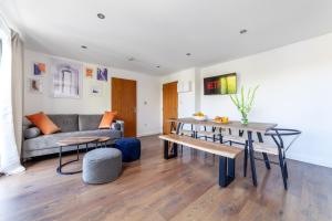 伦敦Arte Stays - 3-Bed 3-Bath Nordic Style Minimalistic Flat, Hackney Downs station 2 min walk, Great Location, Parking, Weekly or Monthly stays, Serviced Accommodation - 6 people的客厅配有沙发和桌子