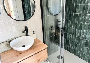 卡瓦内斯Unique Stay - Eco Country A-Frame Cabin的一间带水槽和玻璃淋浴的浴室