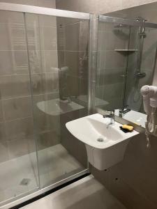 巴库里阿尼Crystal Woods的一间带水槽和玻璃淋浴的浴室