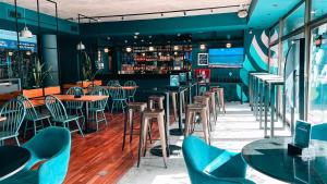 布宜诺斯艾利斯Viajero Buenos Aires Hostel的一间带桌椅的餐厅和一间酒吧