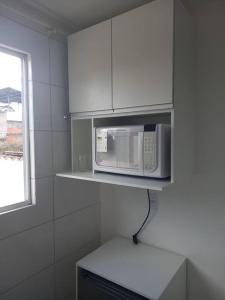 巴西利亚Apartamento Vila Telebrasilia的厨房里的微波炉