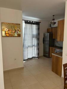 地拉那Apartment Astiri的厨房配有冰箱和窗户。