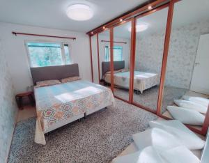 图尔库Beautiful Spacious Cozy Home的一间卧室配有两张床和镜子