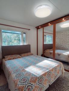图尔库Beautiful Spacious Cozy Home的一间卧室设有一张床和一个大窗户