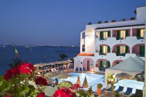 伊斯基亚Hotel Solemare Beach & Beauty SPA的享有酒店的景色,在晚上设有游泳池