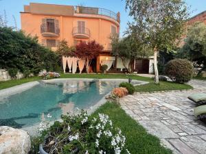 巴科利DOMUS PARVA - Villa con bio-piscina, spa privata e appartamenti panoramici的庭院中带游泳池的房子