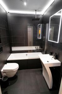 伦敦Charming 2 BR, 5 min to metro, easy central access的带浴缸、卫生间和盥洗盆的浴室