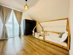 锡比乌Maison du Soleil的一间卧室配有一张木架床