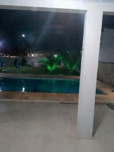 大伊瓜巴Casa Temporada Privativa RJ的享有游泳池的夜间景致