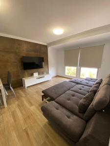加尔达尔Ático Playa Sardina的一间卧室配有一张大床和一台平面电视