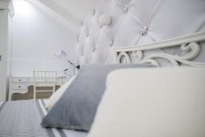 蒙塔尔图富戈Venere apartement house的白色卧室配有床和椅子