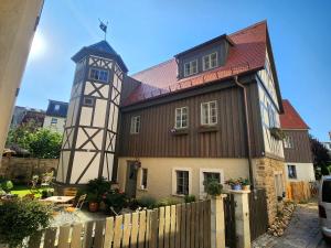 格拉außergewöhnliches, historisches, spätgotisches Wohnhaus von 1519, Gries 5的一座建筑的顶部有一个钟楼