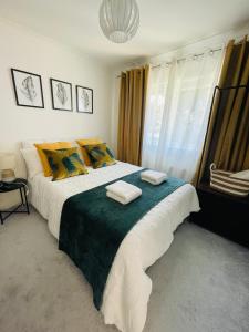 PortchesterSimple Stay-Double Room Escape with Modern Luxury的一间卧室配有一张大床和两条毛巾
