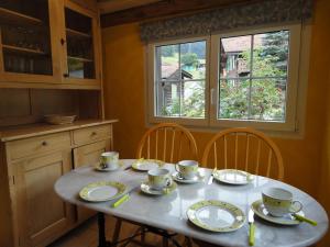 克洛斯特斯豪科瑞公寓的厨房里一张桌子,上面有盘子和杯子