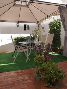 科尔多瓦Patios con encanto的露台配有桌椅和遮阳伞