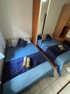 圣保罗Excelente Quarto Próximo Ao Metrô的配有蓝色床单的客房内的两张床