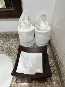 大城Grand Phranakhon Hotel的坐在桌子上的一双白鞋