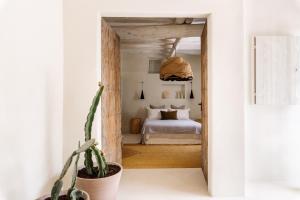 圣埃乌拉利亚坎多摩农场酒店的一间卧室配有一张床和盆栽植物