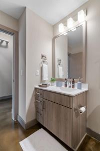 明尼阿波利斯Sable 604的一间带水槽和镜子的浴室