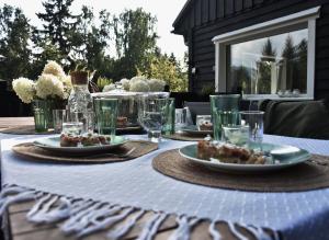 斯克拉斯卡波伦巴Oto Widoki的一张桌子,上面放着食物和玻璃杯