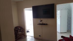 大伊瓜巴Casa Temporada Privativa RJ的客厅的墙上配有平面电视。