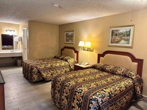海兰Highland Inn的酒店客房带两张床和电话