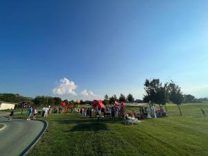 阿尔巴尤利亚Theodora Golf Club的一群人站在一条公路附近的草地上
