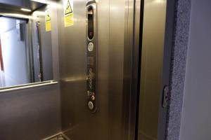 圣保罗湾城三叶草公寓的地铁列车上一扇门上的电梯