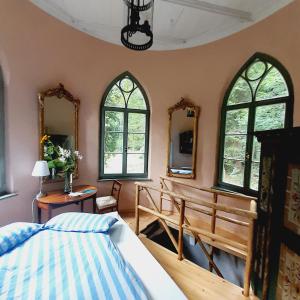 SchweizermühleRapunzel trifft Dornröschen的一间卧室配有一张床和一个木床